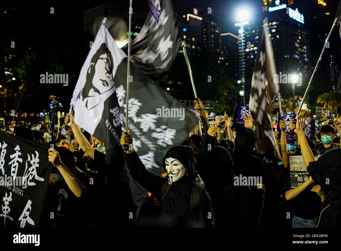 Hong Kong, Cina. 4 Giugno 2020. La gente partecipa al 31 ° anniversario di veglia a lume di candela a Hong Kong. A causa delle restrizioni esistenti del Covid-19, Hong Kong ha bandito per la prima volta la veglia annuale del 4 giugno per onorare le vittime delle proteste filodemocrate di Piazza Tiananmen nel 1989. Credit: Keith Tsuji/ZUMA Wire/Alamy Live News Foto Stock