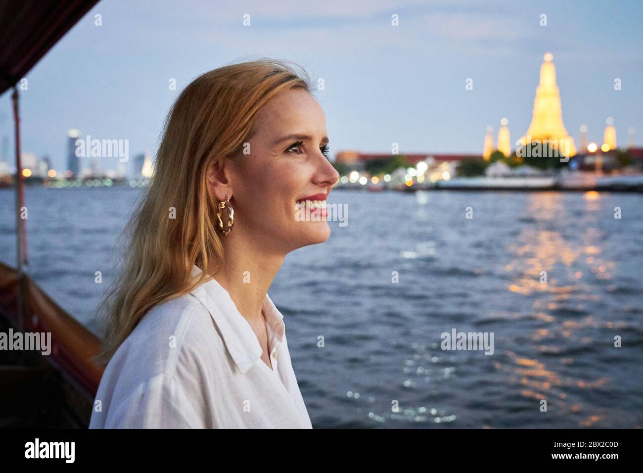 Una donna che visita da una lunga barca a coda a Bangkok Foto Stock