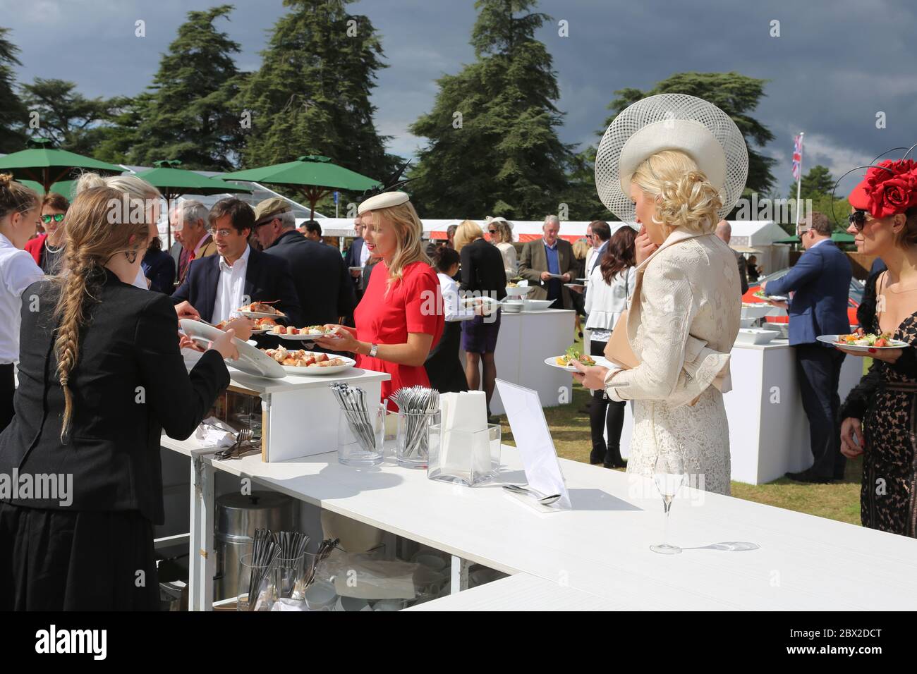 Salon Privé celebra il suo decimo anniversario nel 2015 con l'annuncio di oggi che si sta trasferendo al magnifico Palazzo Blenheim, sottolineando ulteriormente la sua posizione come il più prestigioso evento automobilistico del Regno Unito. Sulla base dei risultati di un decennio notevole, che comprende la creazione del suo Concours d’Elégance come uno dei 3 eventi più prestigiosi di auto classiche del mondo, il trasferimento a Blenheim Palace offre un luogo di destinazione perfettamente allineato al fascino e alla reputazione del Salon Privé. Salon Privé continuerà a mantenere la sua consolidata linea dati all'inizio di settembre . Foto Stock