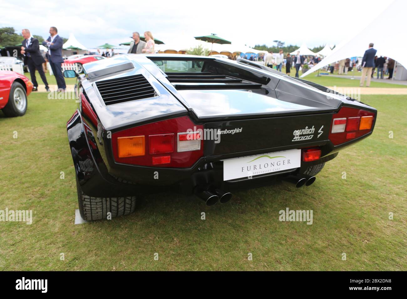 Salon Privé celebra il suo decimo anniversario nel 2015 con l'annuncio di oggi che si sta trasferendo al magnifico Palazzo Blenheim, sottolineando ulteriormente la sua posizione come il più prestigioso evento automobilistico del Regno Unito. Sulla base dei risultati di un decennio notevole, che comprende la creazione del suo Concours d’Elégance come uno dei 3 eventi più prestigiosi di auto classiche del mondo, il trasferimento a Blenheim Palace offre un luogo di destinazione perfettamente allineato al fascino e alla reputazione del Salon Privé. Salon Privé continuerà a mantenere la sua consolidata linea dati all'inizio di settembre . Foto Stock