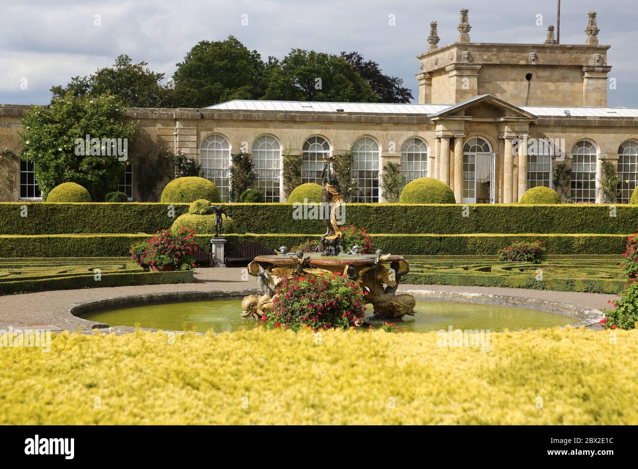 Salon Privé celebra il suo decimo anniversario nel 2015 con l'annuncio di oggi che si sta trasferendo al magnifico Palazzo Blenheim, sottolineando ulteriormente la sua posizione come il più prestigioso evento automobilistico del Regno Unito. Sulla base dei risultati di un decennio notevole, che comprende la creazione del suo Concours d’Elégance come uno dei 3 eventi più prestigiosi di auto classiche del mondo, il trasferimento a Blenheim Palace offre un luogo di destinazione perfettamente allineato al fascino e alla reputazione del Salon Privé. Salon Privé continuerà a mantenere la sua consolidata linea dati all'inizio di settembre . Foto Stock