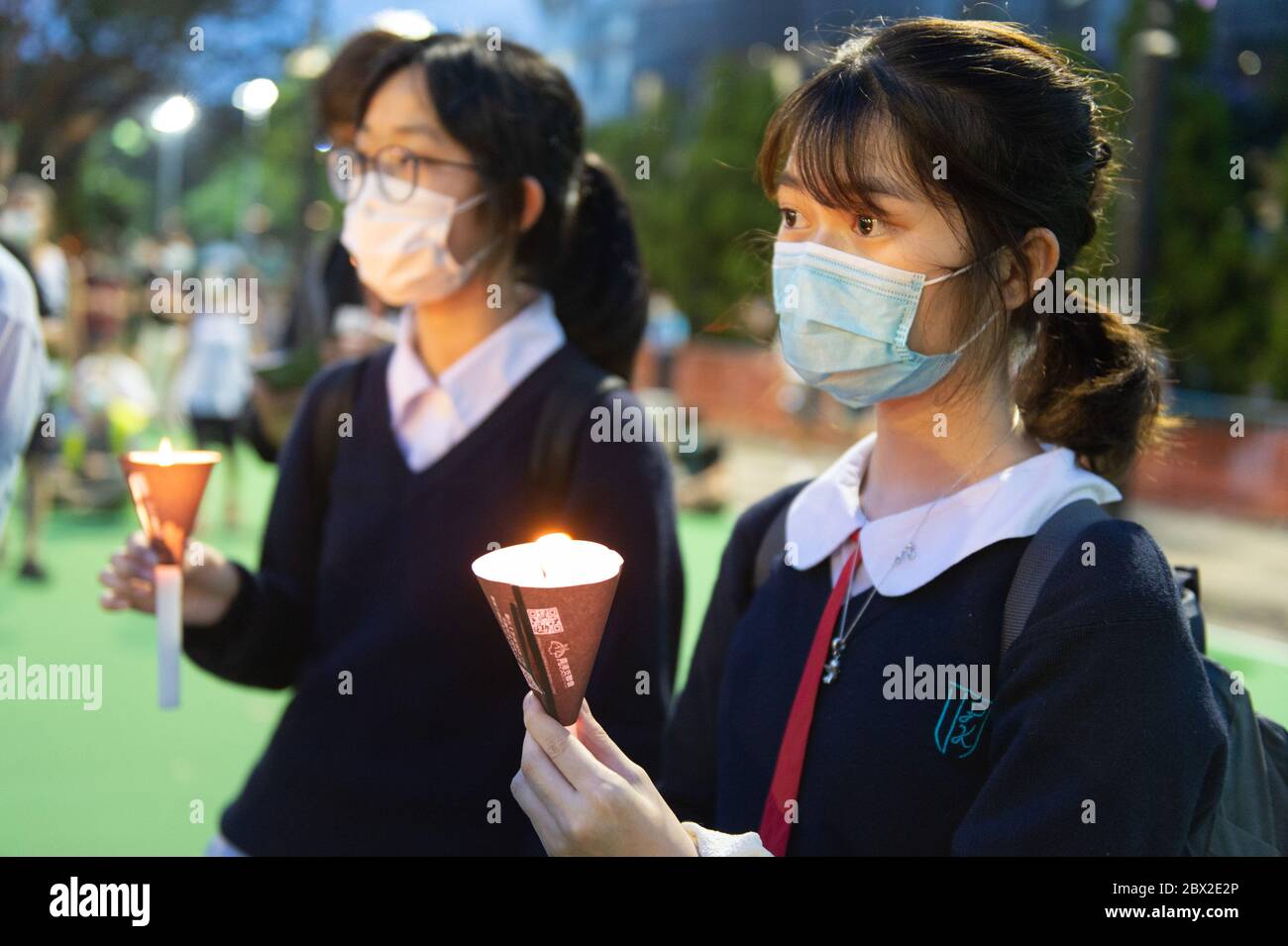 Hong Kong, Hong Kong, Cina. 4 Giugno 2020. Gli studenti si uniscono alla protesta illegale.le folle si riuniscono a Victoria Park Hong Kong per una veglia in vista del 31° anniversario della protesta studentesca di Piazza Tiananmen a Pechino.tradizionalmente Hong Kong è il sito del più grande servizio commemorativo del 4 giugno di Tiananmen massacro.quest'anno al raduno è stata negata l'approvazione della polizia sotto Le regole di allontanamento sociale del Covid-19 messe in atto dal governo; una mossa vista come politica in una regione di pochi casi. Credit: Jayne Russell/ZUMA Wire/Alamy Live News Foto Stock