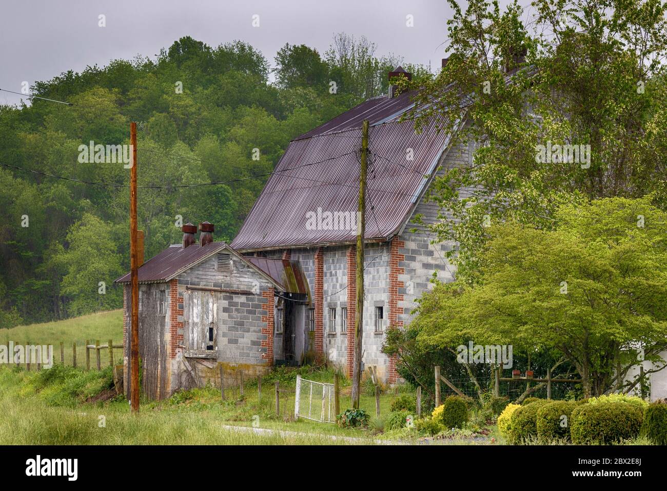 Rural Virginia, USA - 22 maggio 2020: Scena rurale di un fienile su una fattoria visto da una strada di campagna. Foto Stock