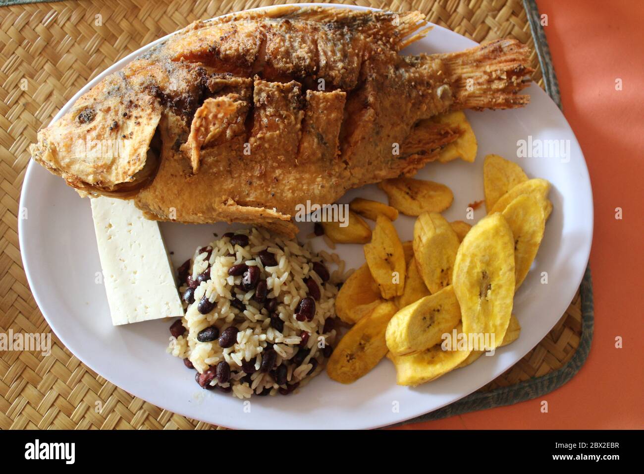 Pesce fritto dell'america centrale/caraibico con patatine di plantain, riso  e fagioli o casamiento e formaggio preso nel Lago de Yojoa, Honduras, cibo  tradizionale Foto stock - Alamy