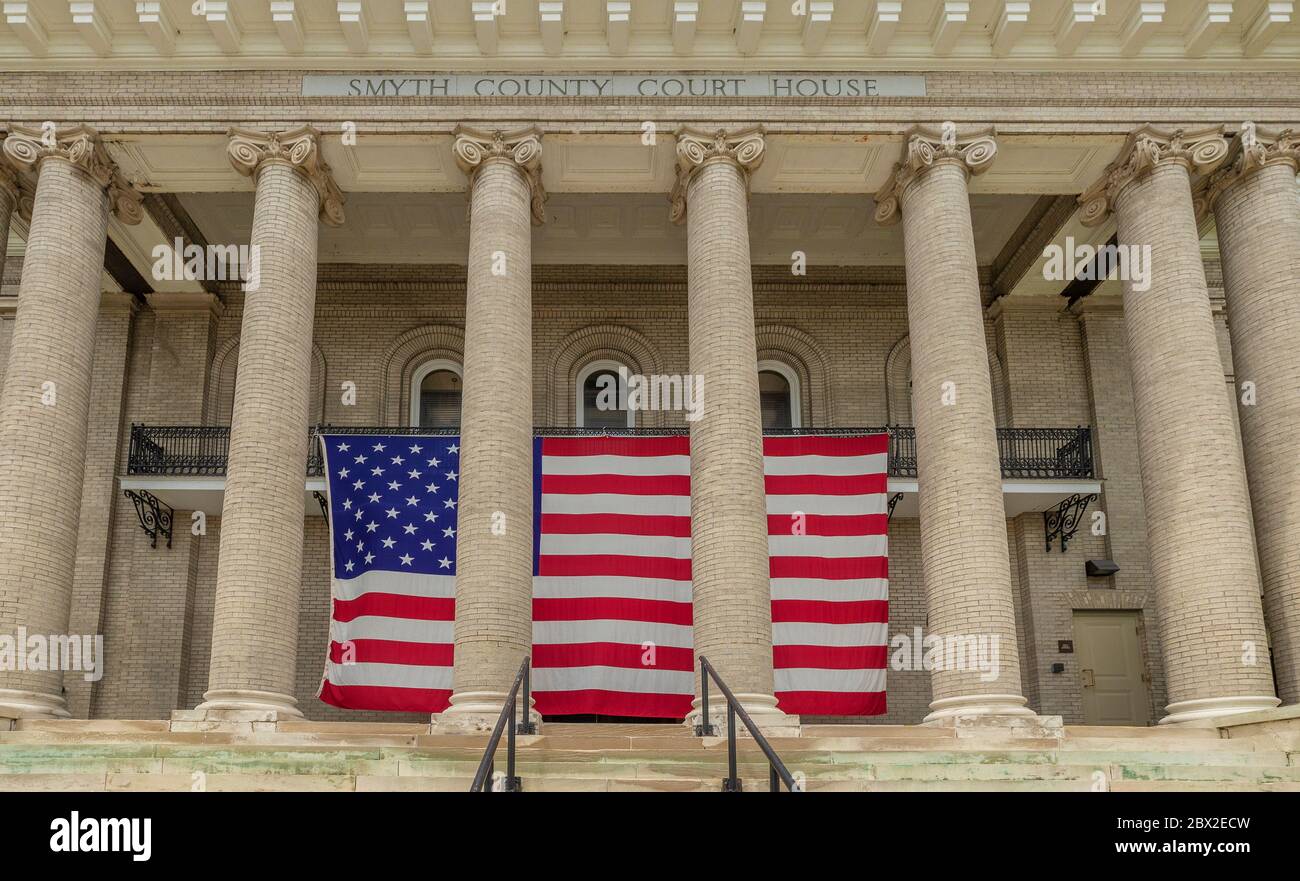 Morristown, Tennessee, USA - 22 maggio 2020: Festa commemorativa celebrata con bandiere e croci con i nomi di coloro che hanno servito. Foto Stock