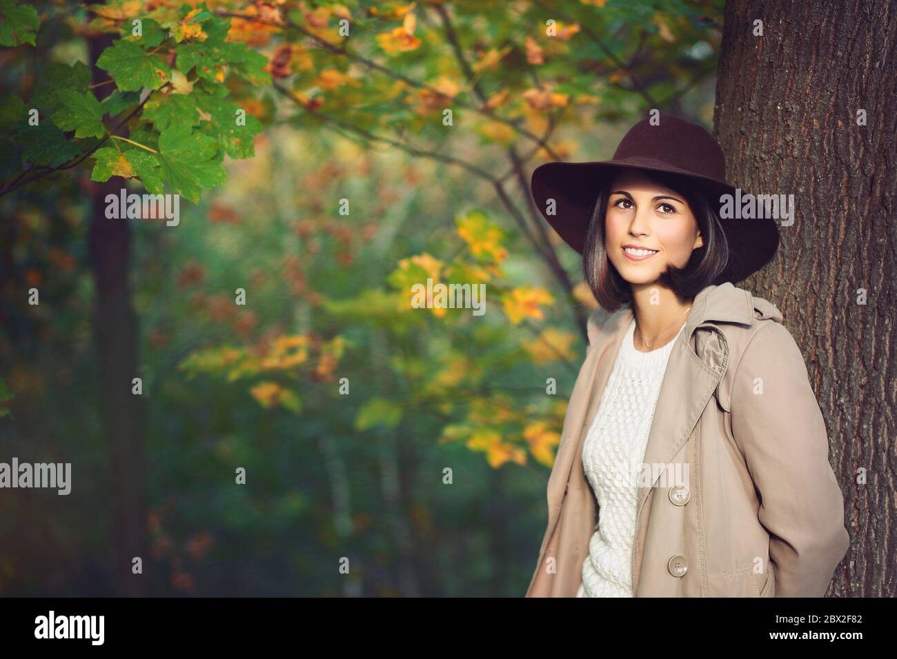 Bel ritratto di donna tra colori autunnali . Stagionale e all'aperto Foto Stock