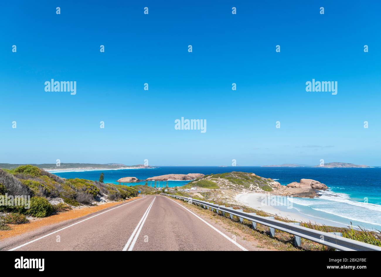 Strada vuota che guarda verso Lovers Cove e Twilight Beach, Great Ocean Drive, Esperance, Australia Occidentale, Australia Foto Stock