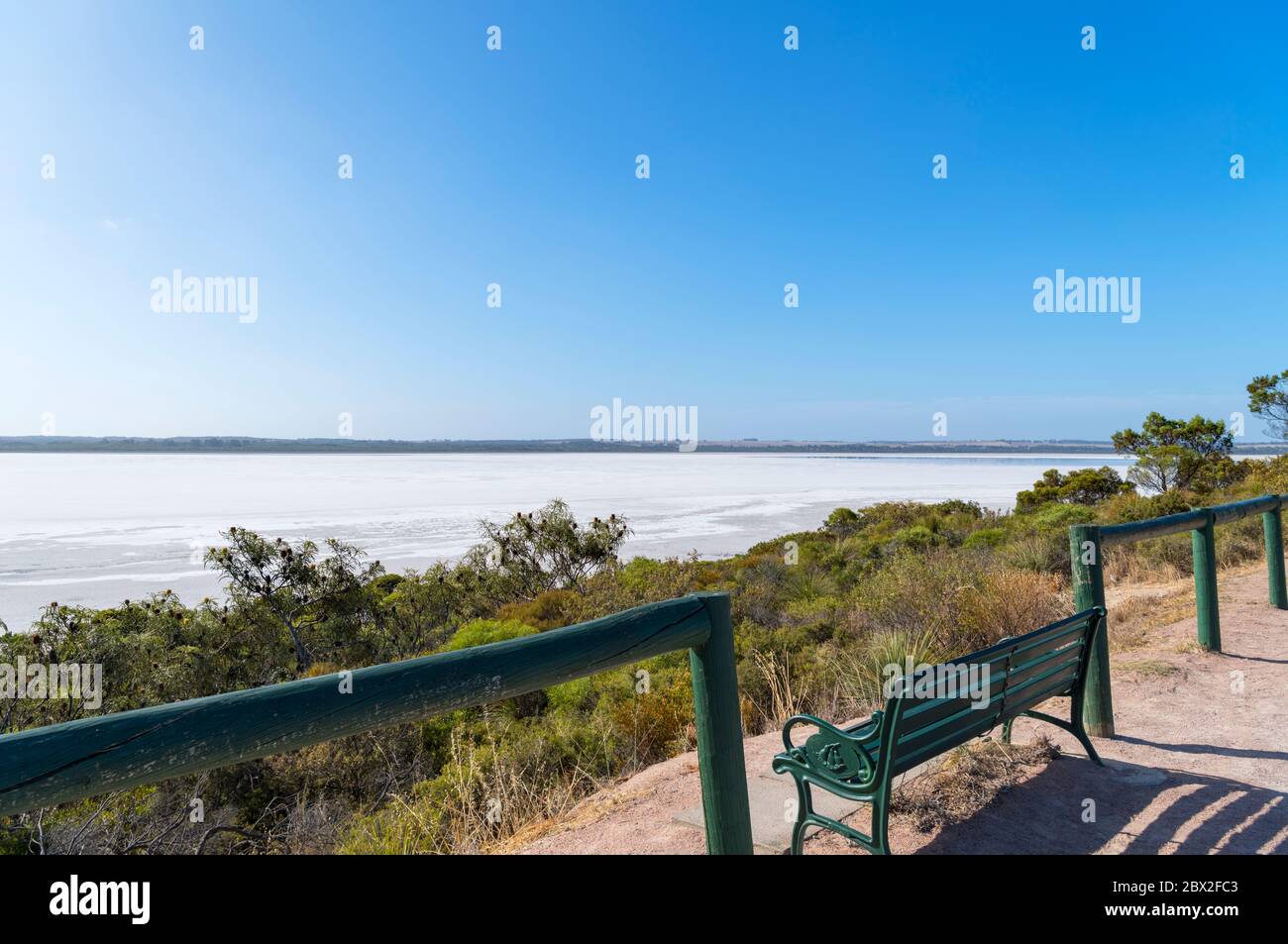 Panca che si affaccia sul lago Pink, Great Ocean Drive, Esperance, Australia Occidentale, Australia Foto Stock