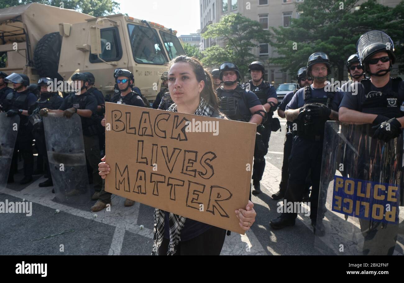 I manifestanti protestano contro la morte di George Floyd a Washington, D.C., a pochi isolati dalla Casa Bianca. Foto Stock