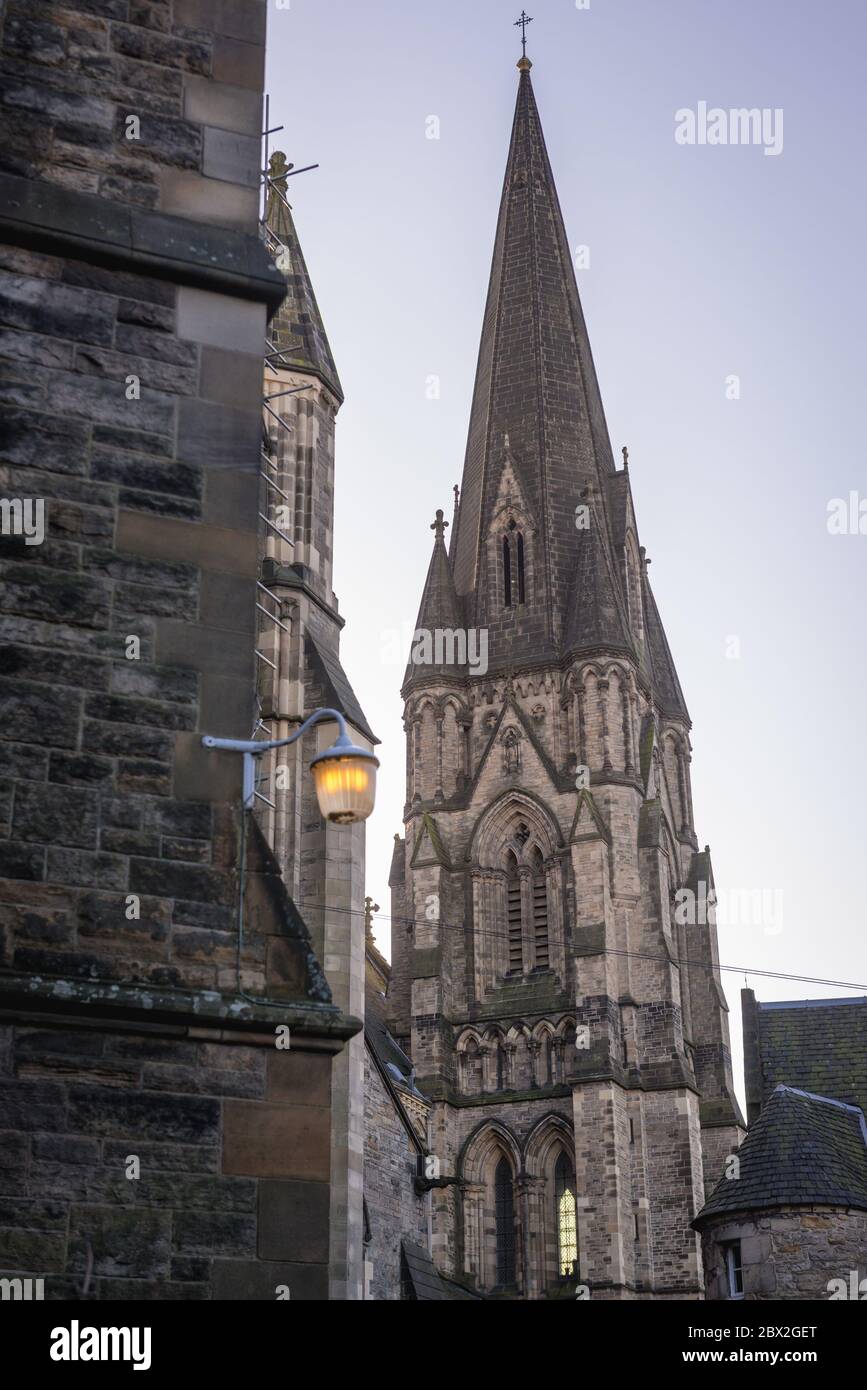 Una delle torri della Chiesa Cattedrale di Santa Maria la Vergine della Chiesa Episcopale Scozzese a Edimburgo, capitale della Scozia, parte del Regno Unito Foto Stock