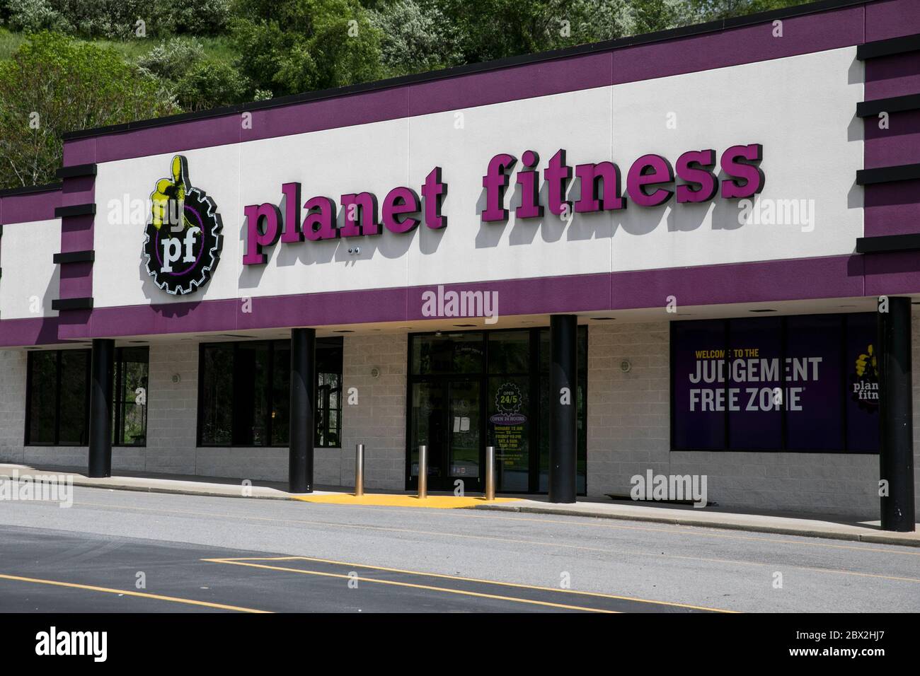 Un logo all'esterno di una sede Planet Fitness a Bridgeport, West Virginia, il 29 maggio 2020. Foto Stock