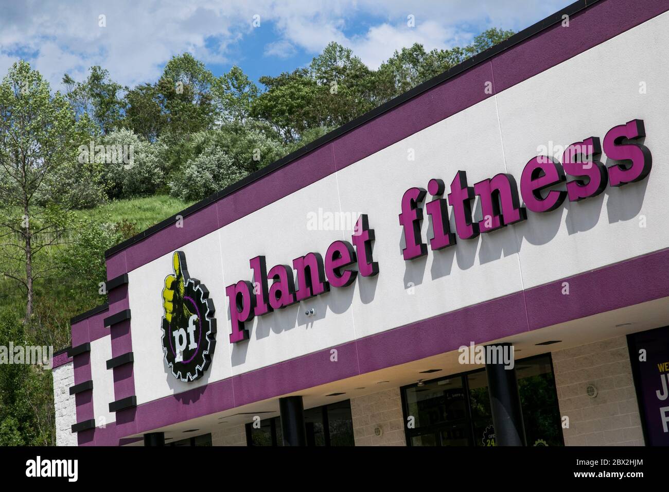 Un logo all'esterno di una sede Planet Fitness a Bridgeport, West Virginia, il 29 maggio 2020. Foto Stock