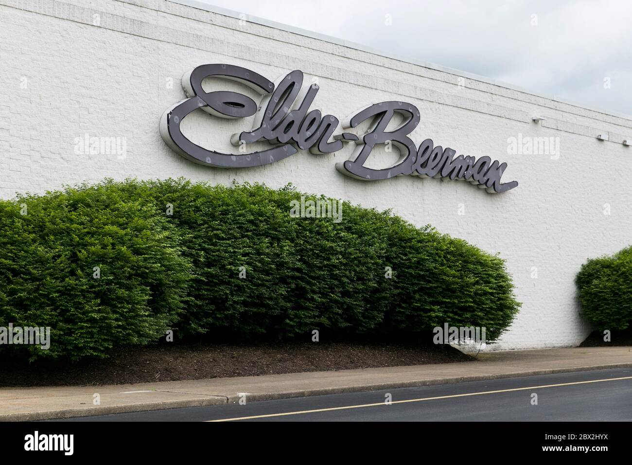Un cartello con il logo all'esterno di un negozio al dettaglio Elder-Beerman chiuso a Bridgeport, West Virginia, il 29 maggio 2020. Foto Stock