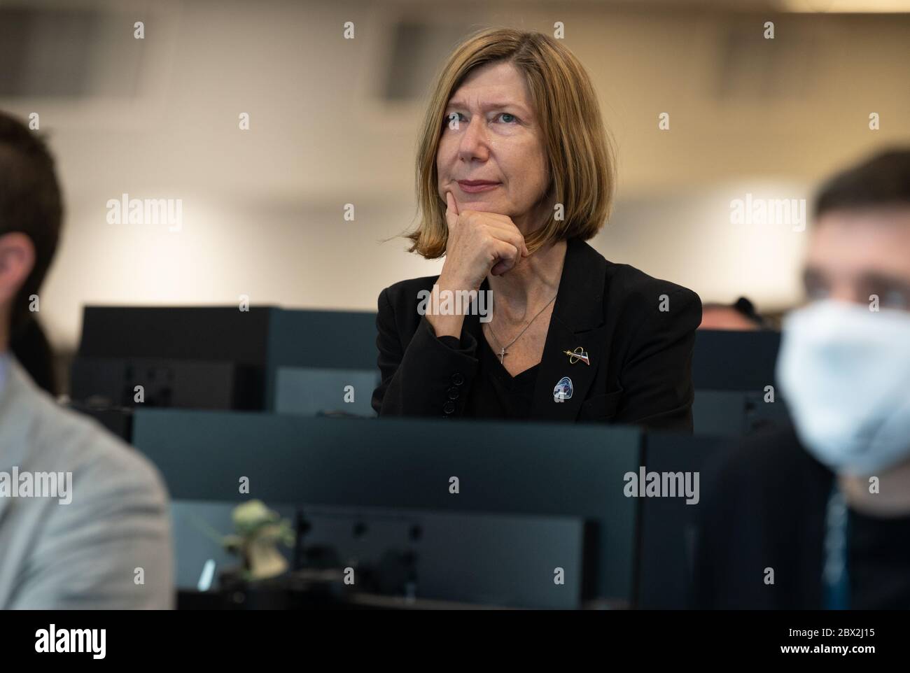Kathy Lueders, manager del programma Commercial Crew della NASA, guarda come la SpaceX Crew Dragon navicella spaziale attracca con la International Space Station dal controllo della missione al Kennedy Space Center 31 maggio 2020 Cape Canaveral, in Florida. La navicella spaziale ha trasportato con successo astronauti Douglas Hurley e Robert Behnken in modo sicuro alla Stazione spaziale Internazionale. Foto Stock