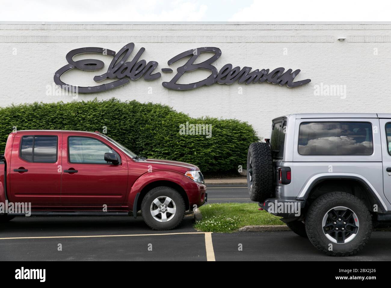 Un cartello con il logo all'esterno di un negozio al dettaglio Elder-Beerman chiuso a Bridgeport, West Virginia, il 29 maggio 2020. Foto Stock