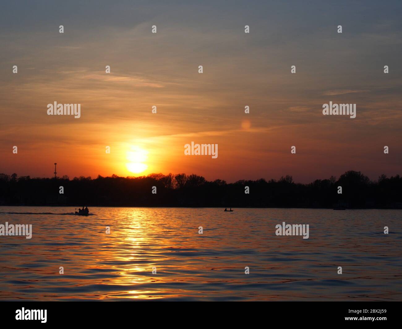 Attività ricreative all'aperto sul lago Canoismo e pesca Foto Stock