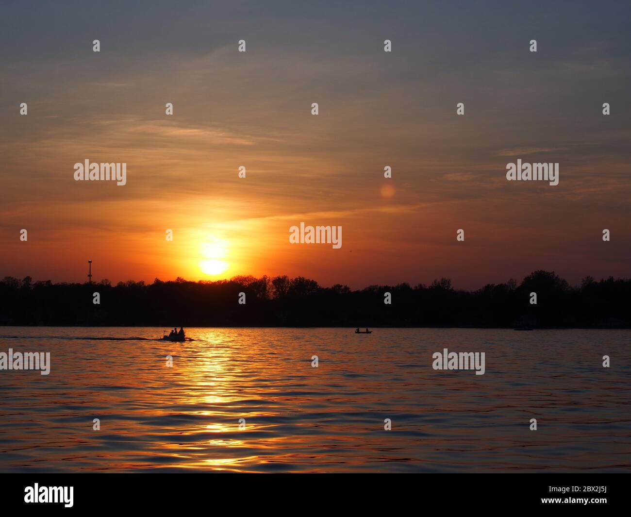 Attività ricreative all'aperto sul lago Canoismo e pesca Foto Stock