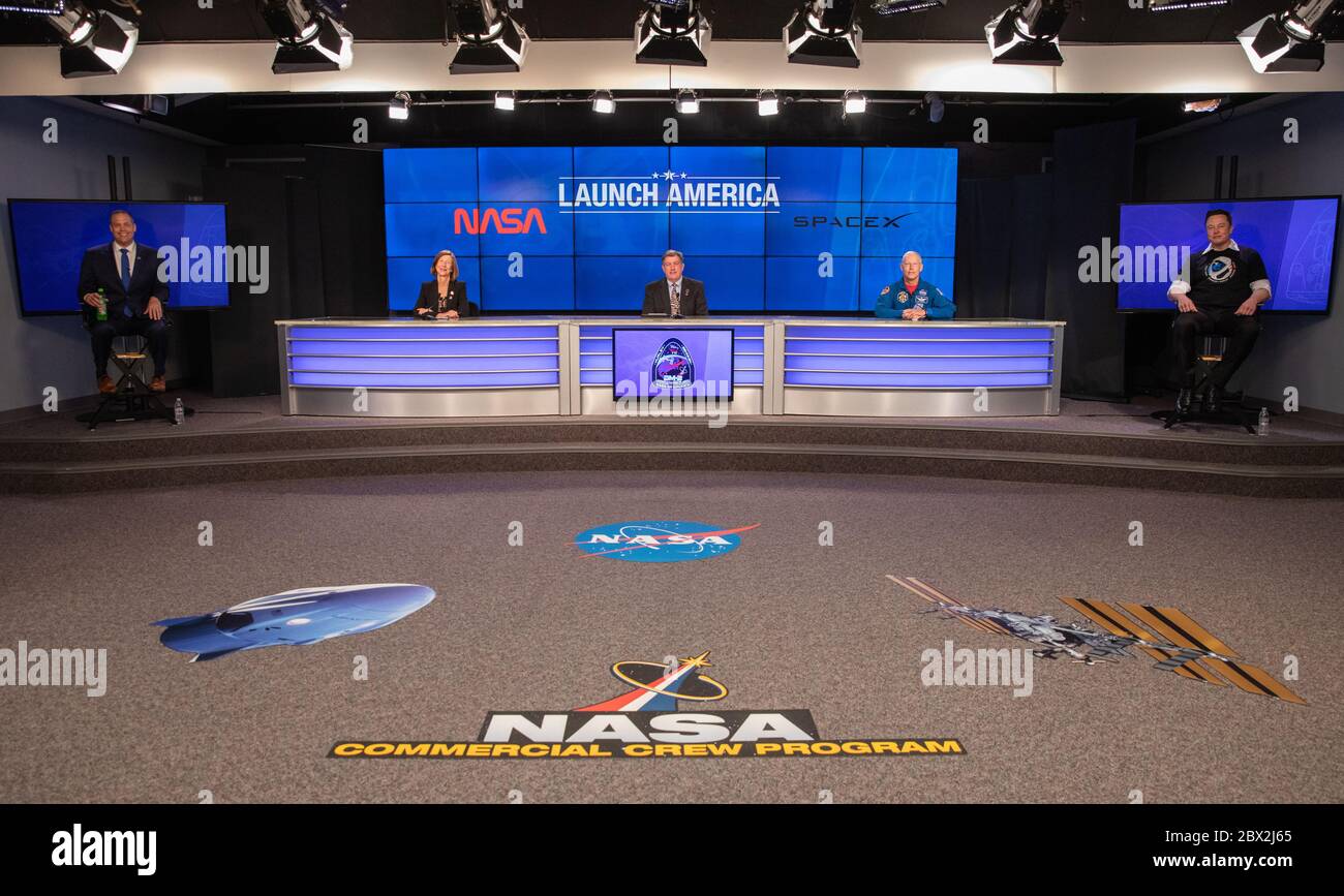 I funzionari della NASA e della SpaceX conducono una conferenza stampa post-lancio nell'auditorium del sito stampa dopo il lancio riuscito della missione SpaceX Crew Dragon al Kennedy Space Center 30 maggio 2020 a Cape Canaveral, in Florida. Da sinistra sono presenti: Jim Bridenstine, Amministratore della NASA, responsabile del programma della squadra commerciale della NASA Kathy Lueders, Kirk Shireman, responsabile del programma della stazione spaziale internazionale della NASA, Pat Forrester, e ingegnere capo della SpaceX Elon Musk. Foto Stock