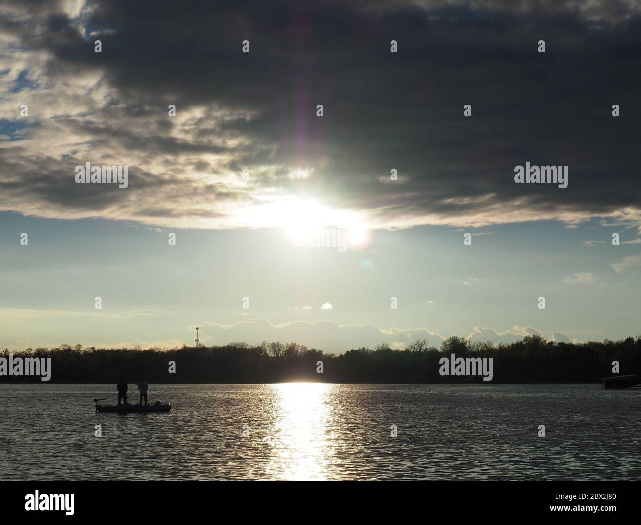 Attività ricreative all'aperto sul lago Canoismo e pesca Foto Stock
