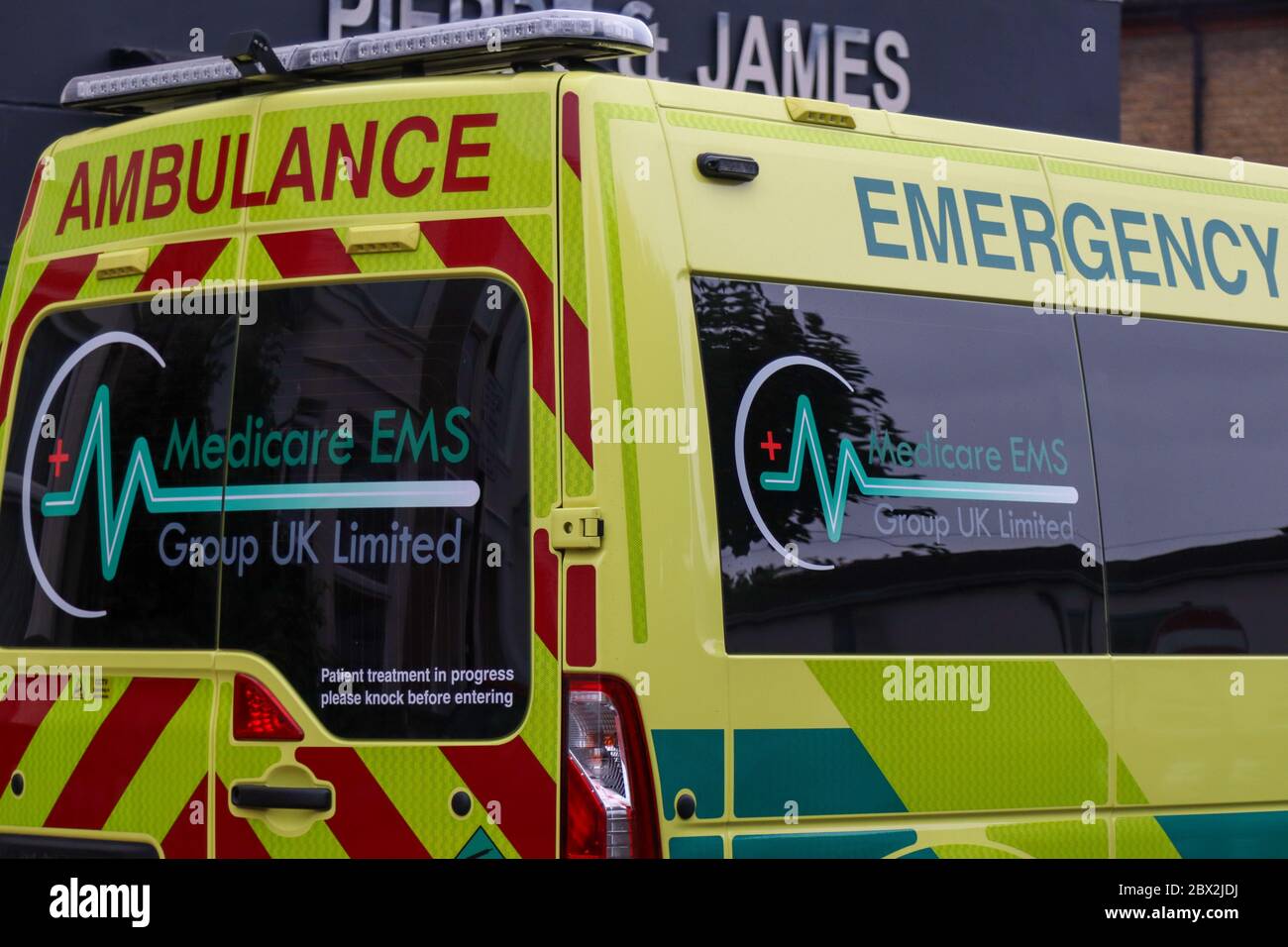 Ambulanza emergenza EMS Medicare, logo. Southend-on-Sea, Regno Unito Foto Stock