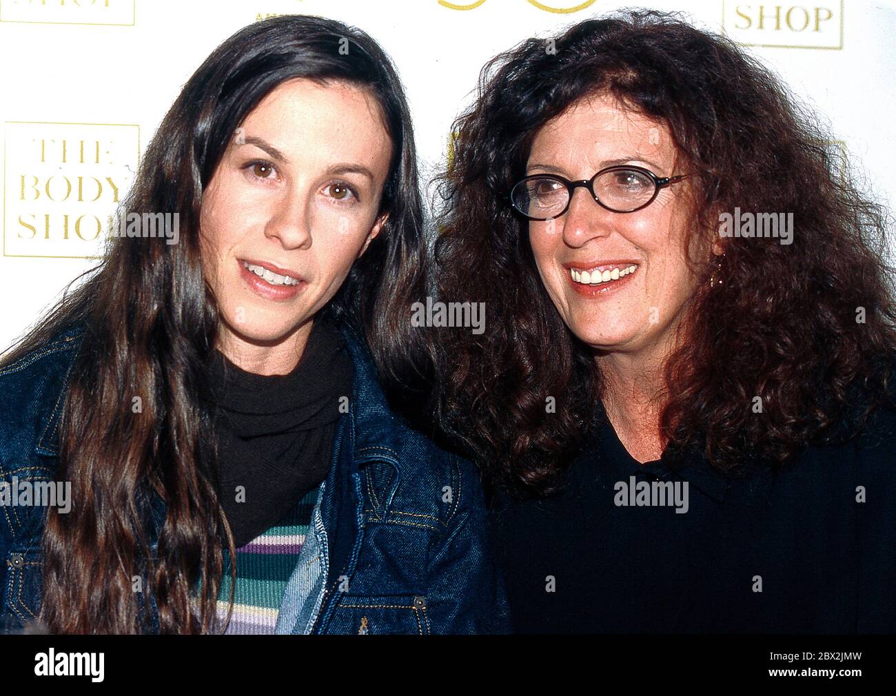 Alanis Morissette e Anita Roddick, fondatrice del Body Shop al concerto di Amnesty International a Parigi 1996 Foto Stock