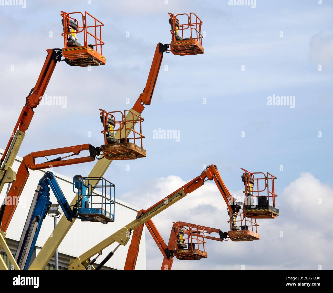 Piattaforme di lavoro mobili elevabili Foto Stock