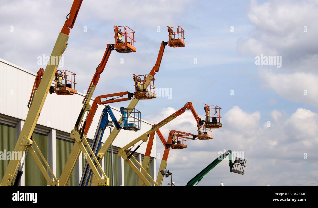 Piattaforme di lavoro mobili elevabili Foto Stock