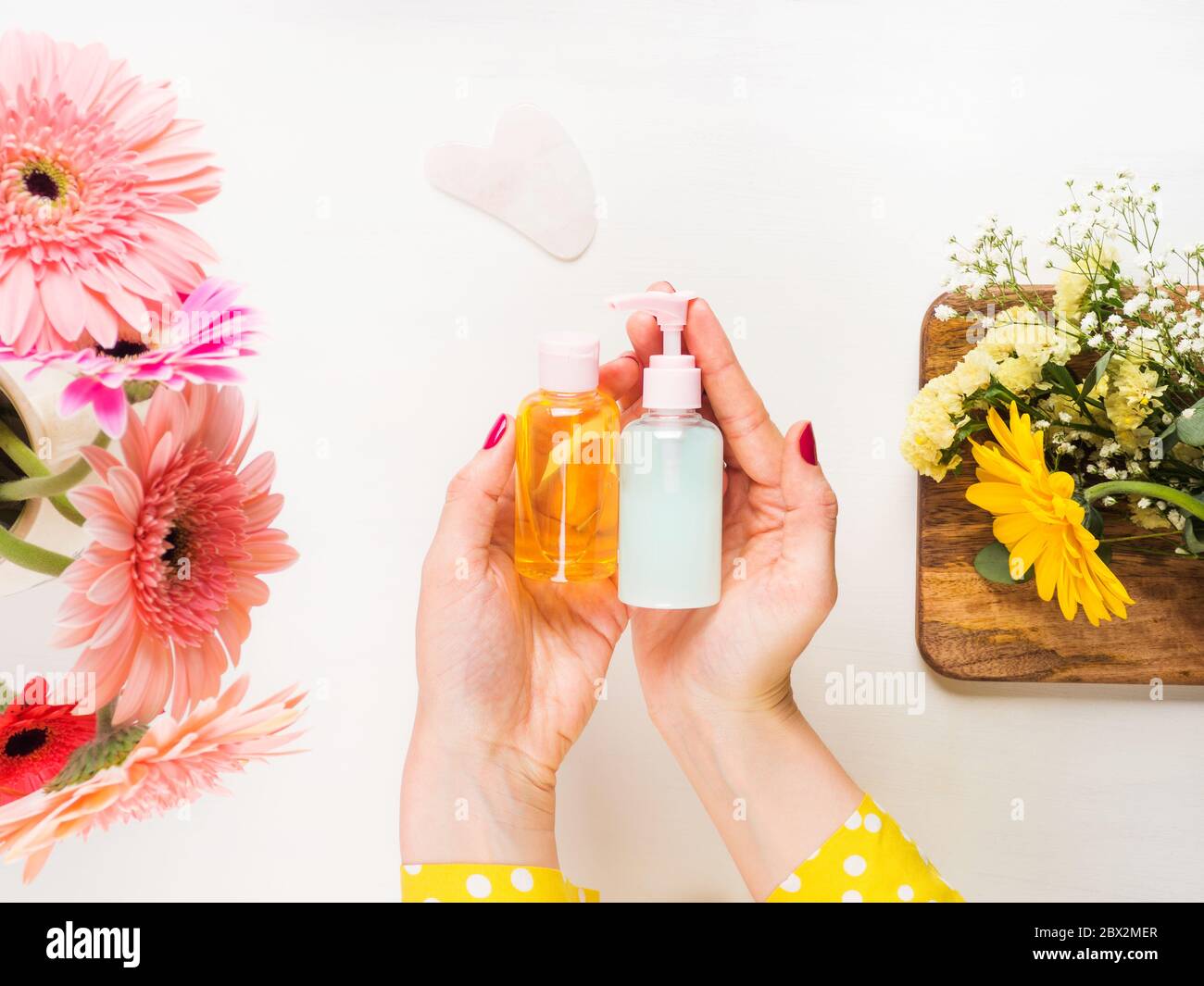 Prodotti per la cura della pelle e rullo per il viso Foto Stock