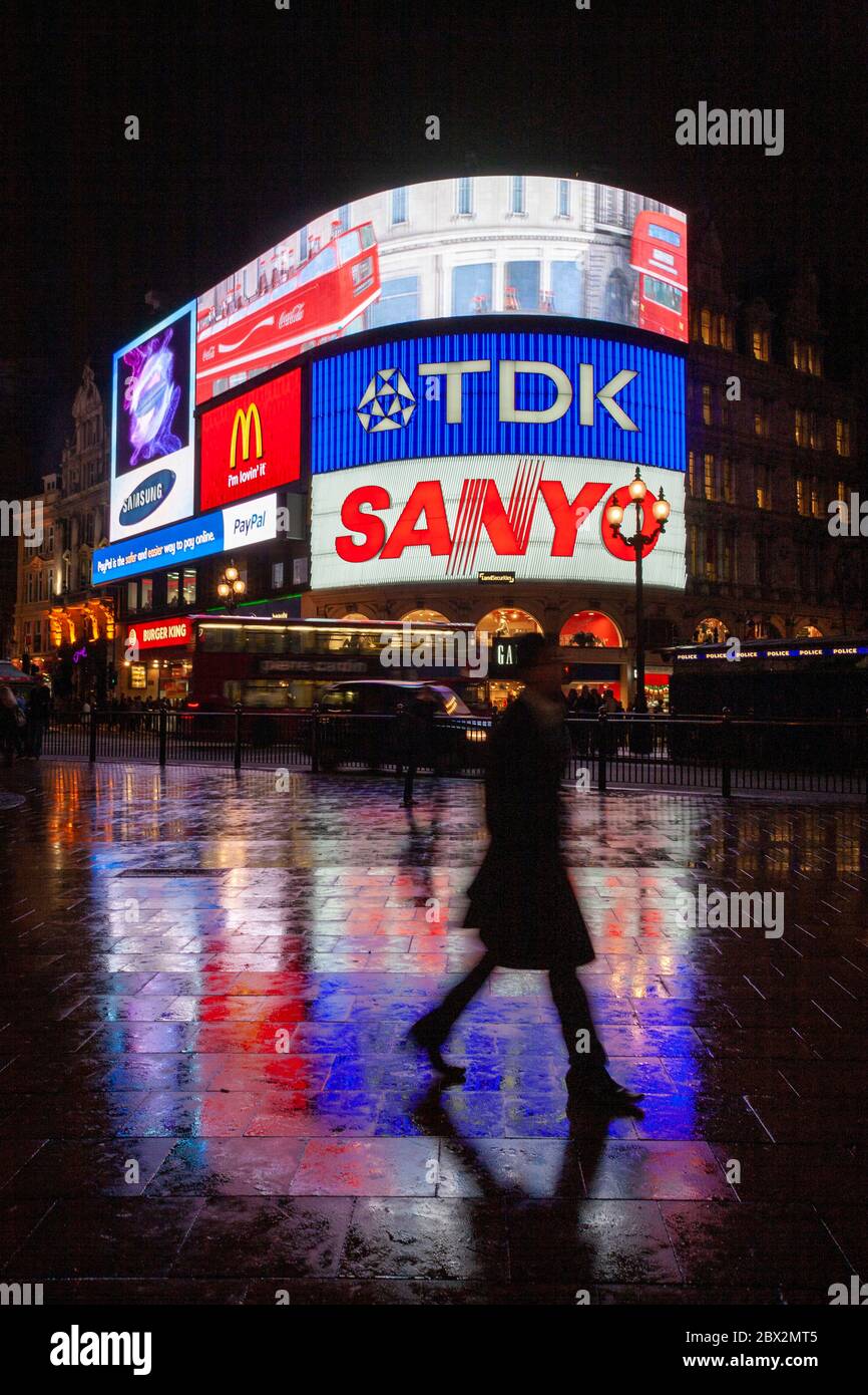Segni illuminati di Piccadilly Circus, Londra, Regno Unito Foto Stock