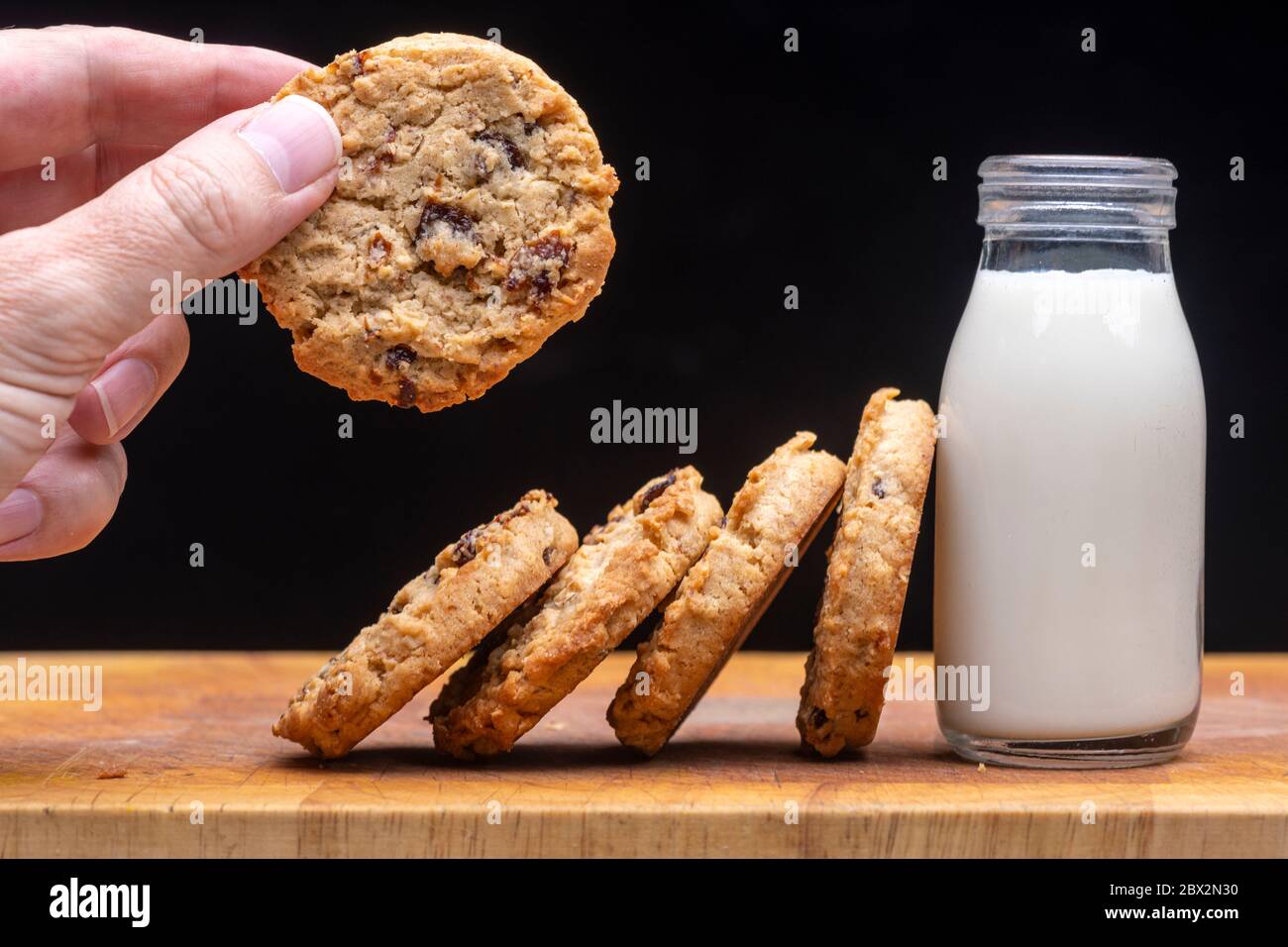 Latte e biscotti, frutta e avena fatti in casa con una bottiglia di latte Foto Stock