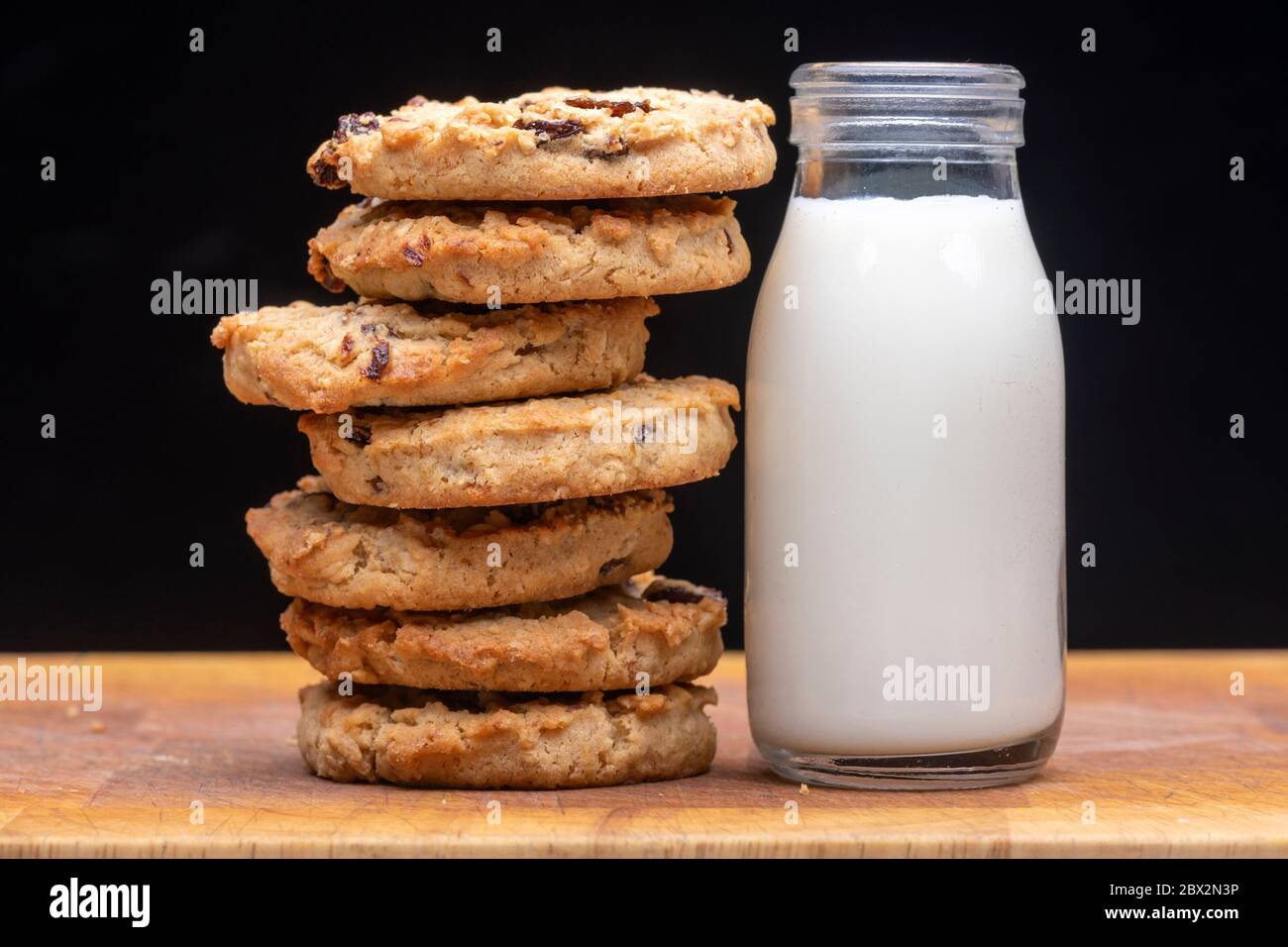 Latte e biscotti, frutta e avena fatti in casa con una bottiglia di latte Foto Stock
