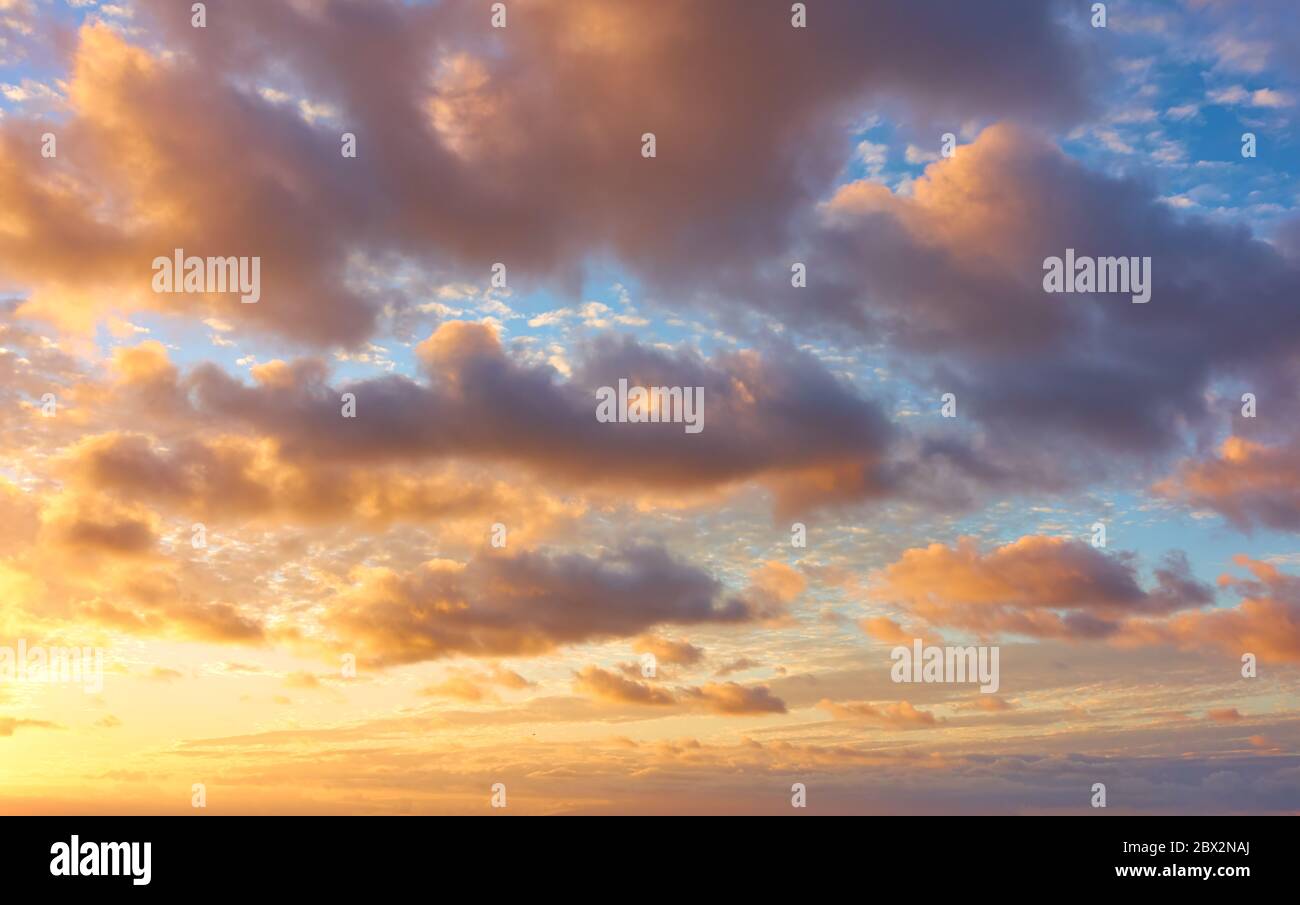 Bel cielo con nuvole al tramonto, può essere utilizzato come sfondo - Cloudsape Foto Stock