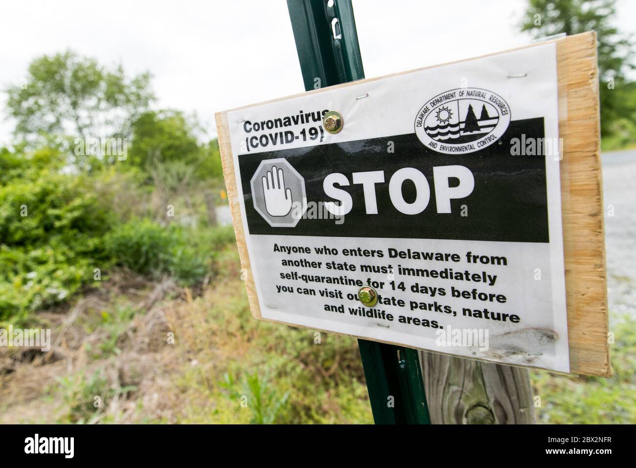 Un cartello che informa i viaggiatori che entrano nel Delaware che devono effettuare l'autosestazione per 14 giorni a causa della pandemia del Covid-19. Foto Stock
