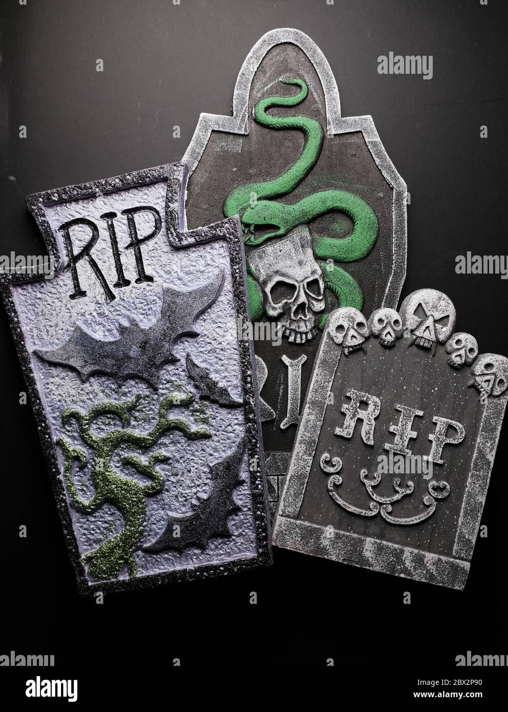 REST RIP in Peace Halloween decorazioni su sfondo scuro Foto Stock