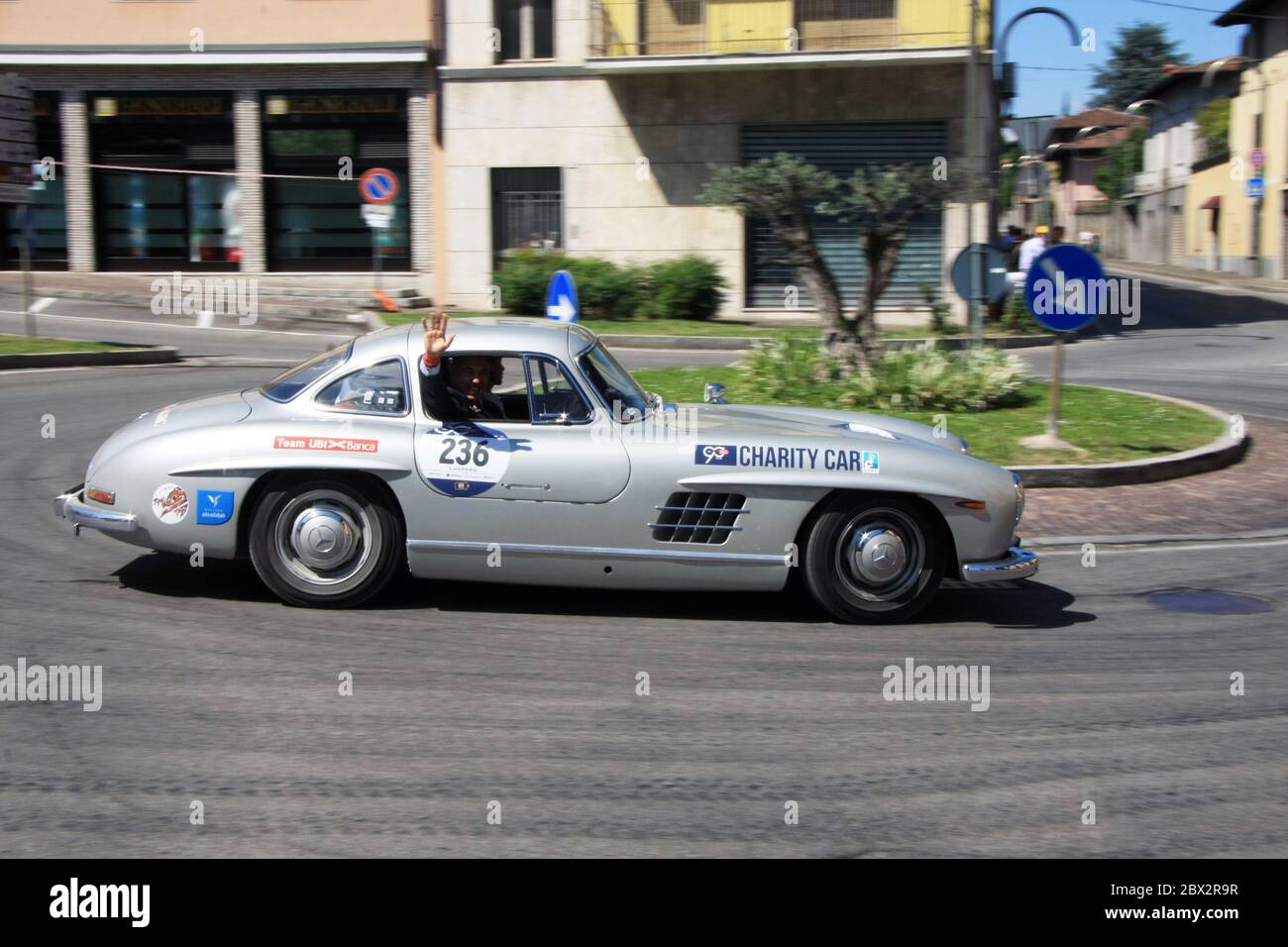 Rovato/Italia - 21 maggio 2017: Vettura di beneficenza Mercedes SLS classica che partecipa alla Mille miglia Foto Stock