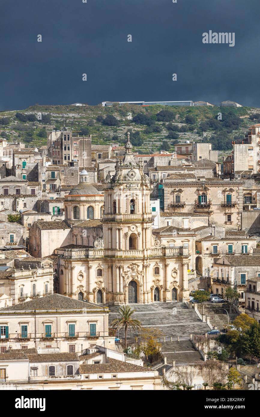 Italia, Sicilia, Modica, città tardo barocca della Val di noto, dichiarata Patrimonio dell'Umanità dall'UNESCO, la chiesa del Duomo di San Giorgio Foto Stock