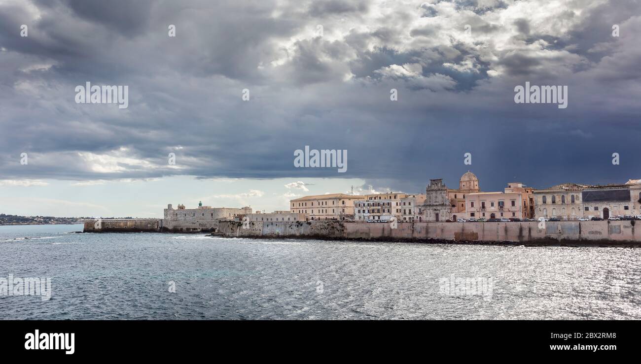 Italia, Sicilia, Siracusa, Ortigia, Patrimonio Mondiale dell'UNESCO, Castello di Maniace e il lungomare Foto Stock