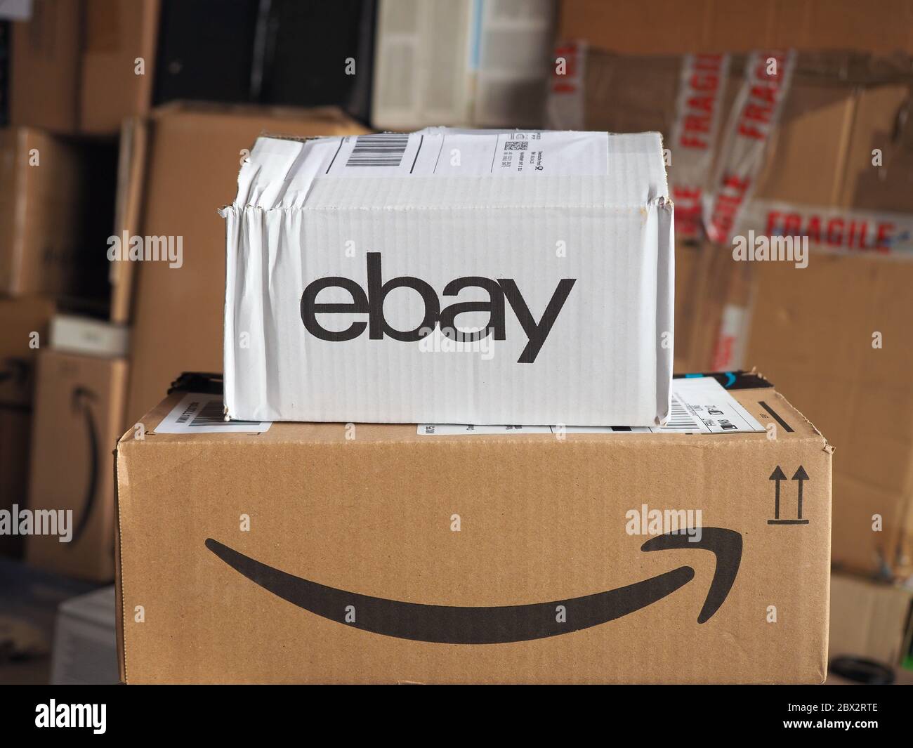 LONDRA, Regno Unito - CIRCA APRILE 2020: Pacchetti eBay e Amazon Foto Stock