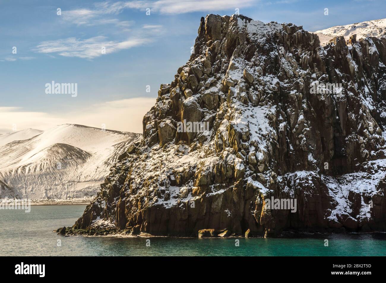 Antartide, Oceano Meridionale, arcipelago delle Isole Shetland meridionali, Deception Island, formidabile vulcano a sottrazione ancora attivo, la sua caldera di 12 km di diametro che scemava a 576 m di crollato, sommersa dall'Oceano Meridionale che trovò il suo punto di accesso attraverso le Forges di Nettuno (o letteralmente dall'inglese & x201c;Soufflet de Neptune& x201d;), un passaggio stretto largo 230 m. Foto Stock