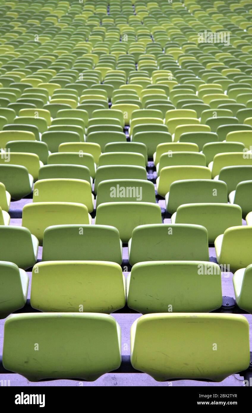 Posti a sedere al Green Stadium in file da dietro Foto Stock