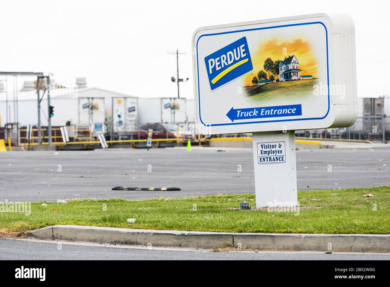 Un logo all'esterno di uno stabilimento di lavorazione del pollame Perdue Farms a Milford, Delaware, il 25 maggio 2020. Foto Stock