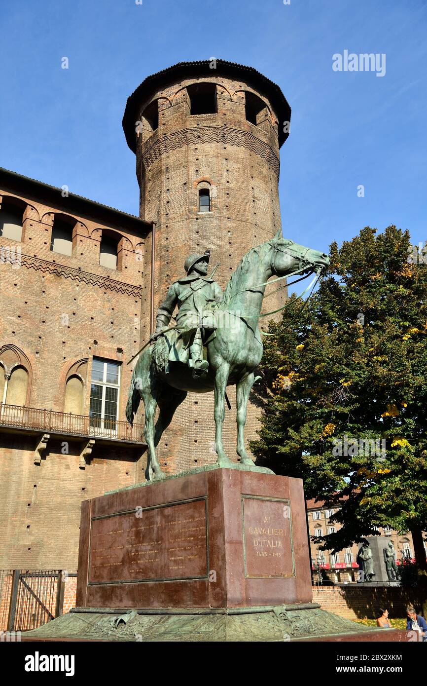 Italia, Piemonte, Torino, Piazza Castelo, Monumento ai Cavalieri d'Italia di fronte al Palazzo Madama Foto Stock