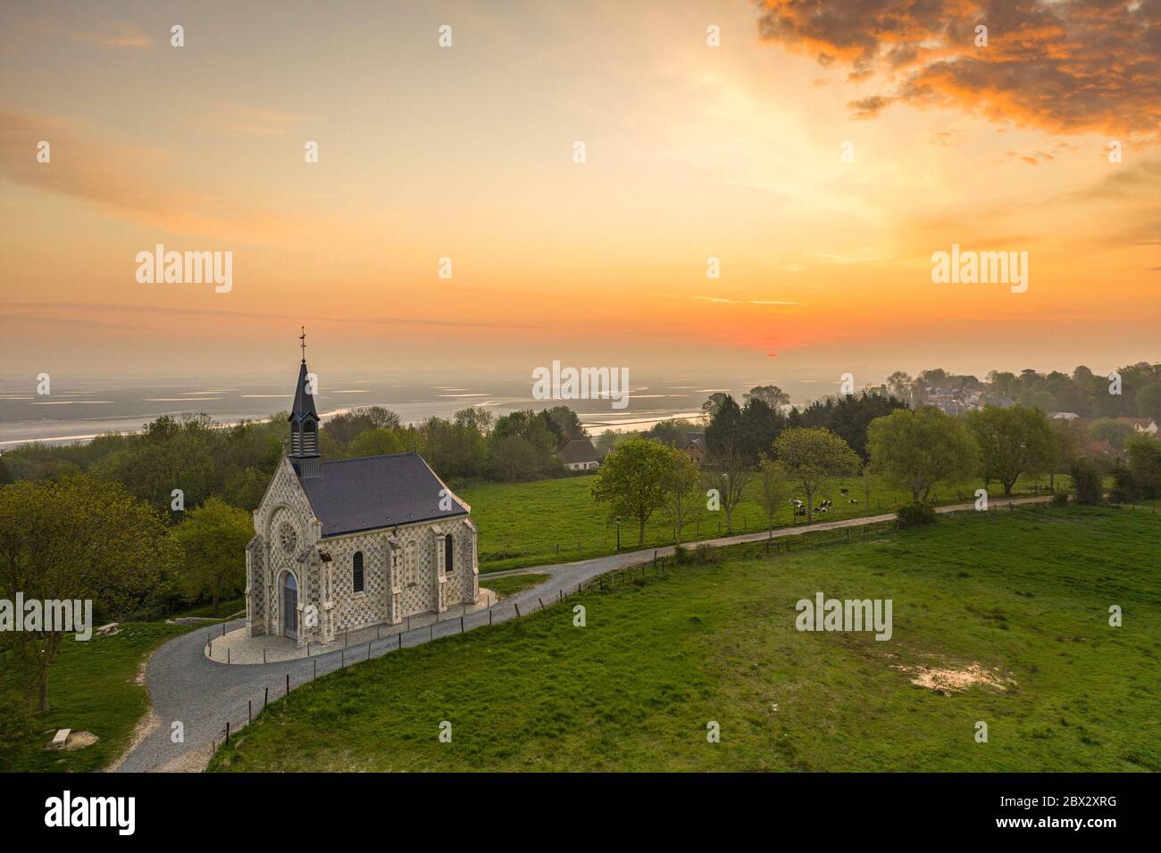 Francia, Somme (80), Baie de Somme, Saint-Valery-sur-Somme, Aube sur Saint-Valery depuis le cap Hornu un petit matin brumeux de printemps, avec la Petite chapelle des Marins au Premier plan et la baie de Somme en arrière plan (vue Aérienne) Foto Stock