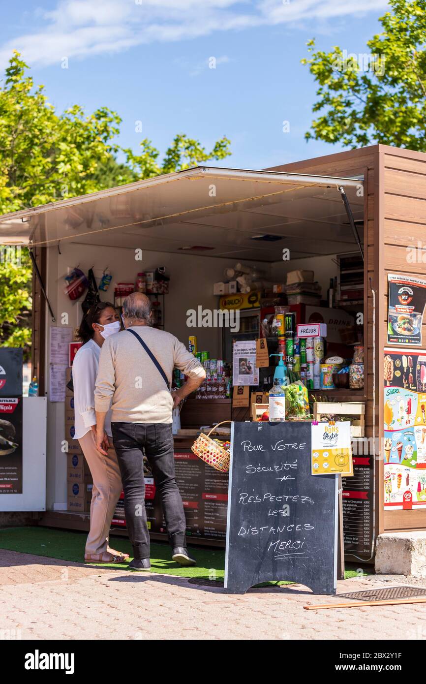 Francia, Var, Fréjus, periodo di blocco post della COVID 19 o crisi di Coronavirus, pancake e waffle stand sul viale de la Liberation Promenade vicino alla spiaggia di Fréjus Foto Stock