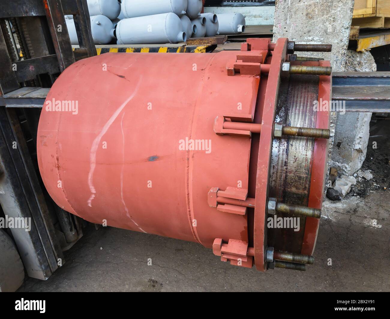 Giunto di espansione del premistoppa rosso per il riscaldamento della rete principale su pavimento in cemento. Concetto di calore e potenza. Foto Stock