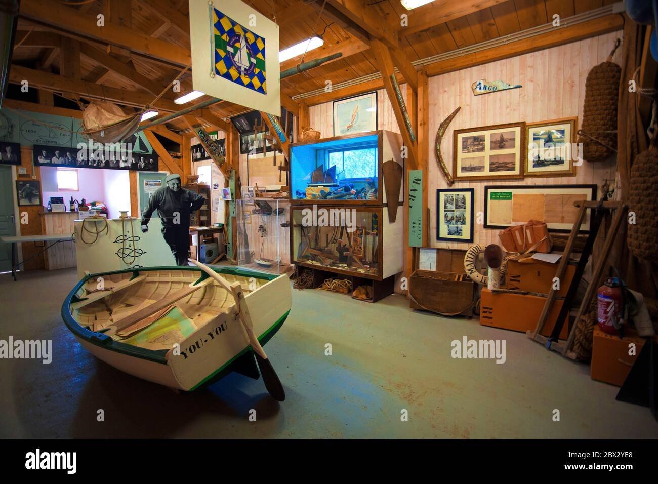 Francia, Charente-Maritime (17), intérieur de l'atelier d'un chantier naval au Château-d'Oléron Foto Stock