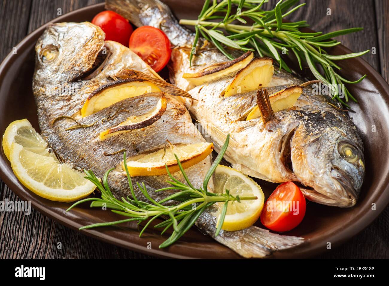 Orata alla griglia con limone e rosmarino. Foto Stock