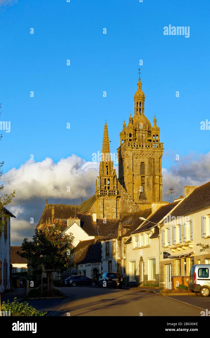 Francia, Finisterre, fermata sulla via di San Giacomo, St Thegonnec, enclosure parrocchiale, la chiesa Foto Stock
