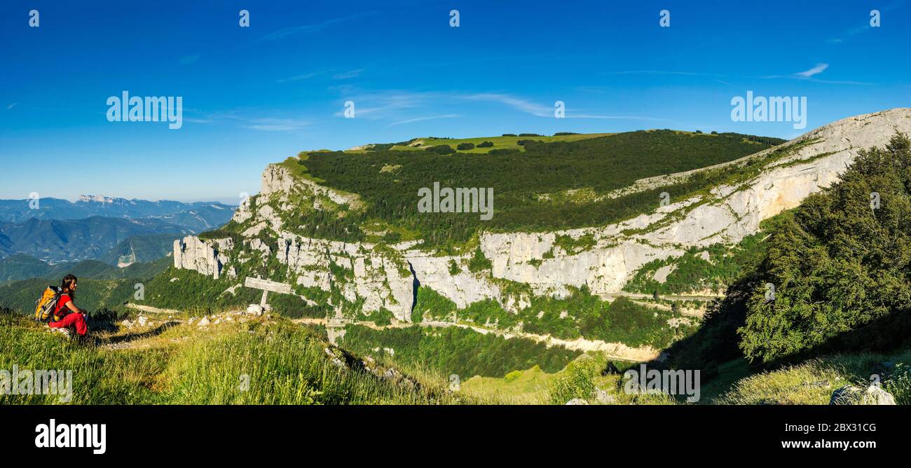 Francia, Drôme (26), Parco Naturale Regionale del Vercors, Rousset-en-Vercors, Montagne de Nève, Hiker contemplando il paesaggio, in primo piano i Rochers de Chironne (1493 m) e in fondo i Trois Becs, Roche Courbe (1545 m), il segnale (1559 m) e il Veyou (1589 m) Foto Stock