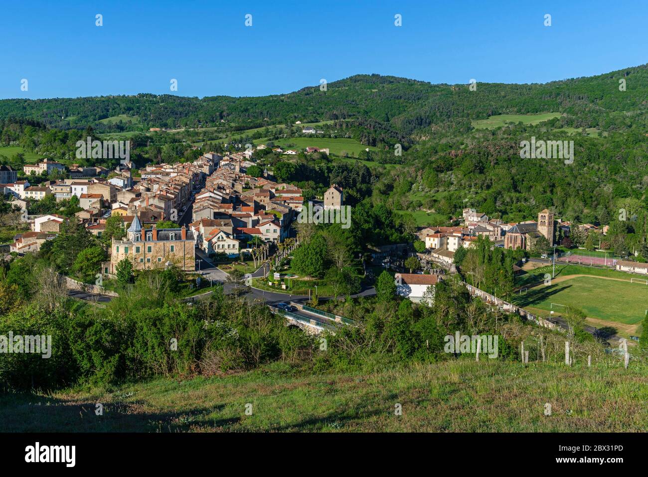 Francia, Puy de Dome, villaggio di Ardes sur Couze, altopiano di Cezallier  Foto stock - Alamy